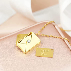 Collana in Acciaio Inossidabile 18k PVD, Gioiello Regalo Placcato Oro con Messaggio 'Ti Amo', Ciondolo Personalizzato a Forma di Lettera d'<span class=keywords><strong>Amore</strong></span> e Busta - Product Image 6