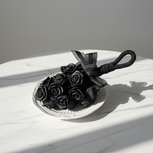Jabón Decorativo Negro con Forma de Flor en Cuerda, Jabón Colgante para Baño, para Diseño Interior Minimalista y Estilo Gótico - Product Image 2