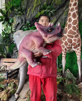 Marionnette de dinosaure Triceratops animatronique réaliste à commande manuelle avec mouvements sonores pour accessoire interactif de parc à thème