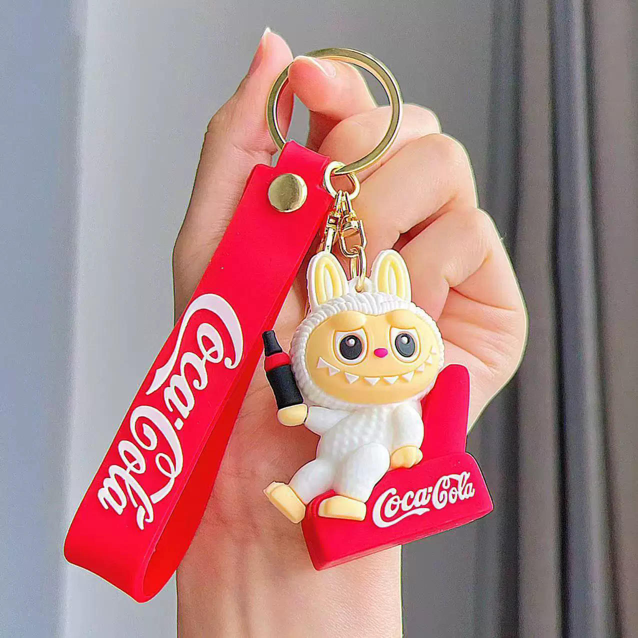 Serie Cola-4 sentado en el sofá