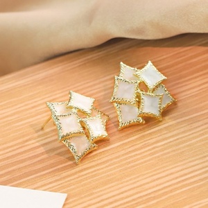 Boucles d'oreilles à clous en alliage à double couche tendance pour femmes, style rétro français, design de luxe haut de gamme avec aiguille en argent - Product Image 6