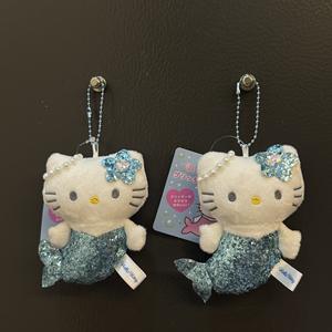 Muñeco de peluche de Hello Kitty de 4 pulgadas, edición <span class=keywords><strong>limitada</strong></span> Kahala Hotel, con falda azul de cuero hawaiano negro, colgante para bolso, de tela de algodón y malla - Product Image 4