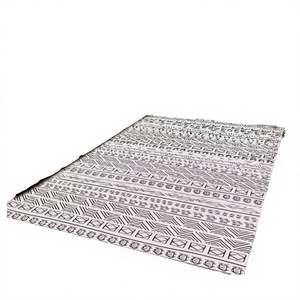 Tapis géométrique en fausse fourrure, fabrication mécanique, logo personnalisé, petite taille, design moderne, antidérapant, résistant aux taches, best-seller - Product Image 4
