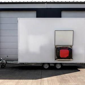 Remorque alimentaire mobile blanche 4,8 m, carrosserie en aluminium, compartiments isolés, double essieu tandem pour la restauration en extérieur - Product Image 1