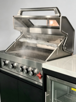 Cuisines extérieures : Station barbecue à gaz intégrée avec table de préparation en acier inoxydable, réfrigérateur à vin et évier avec robinet
