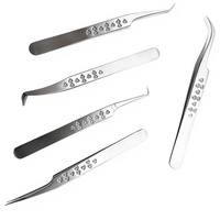Pinces à cils de haute qualité en acier inoxydable, logo personnalisé, design cœur, finition argentée, emballage boîte noire.