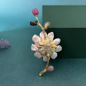 เข็มกลัดไข่มุกน้ำจืดสำหรับผู้หญิง ดีไซน์ดอกพีชพลัม หรูหรา โดดเด่น ทันสมัย เป็นเครื่องประดับสำหรับผู้หญิง - Product Image 3