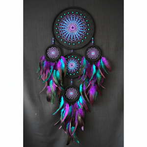 Grand macramé multi-cerceau en plumes de sarcelle noire et violette, disponible au prix de gros. - Product Image 1