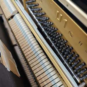 Piano Negro Brillante U1H Usado, Todas las Piezas Originales, Tono Brillante y Transparente para Enseñanza Musical - Product Image 6