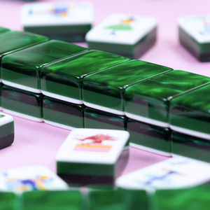 Tessere di Mahjong Americane in Acrilico Verde Perla a Tre Strati, Lusso Moderno per Intrattenimento e Feste - Product Image 1