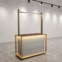 Présentoir à vêtements LED avec cadre doré, armoire à tiroirs et base en bois – Vente directe usine