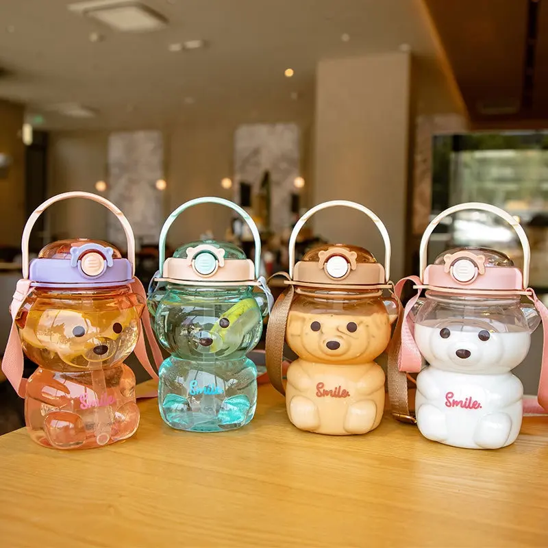 พลาสติกร้อน Bear Tumbler 1l น่ารักตุ๊กตาหมีตุ๊กตาหมี Kawaii น้ำขวดด้วยฟางสำหรับเด็ก