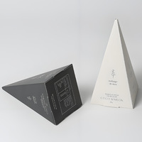 Boîtes en papier pliable simple pour cartes en forme de pyramide triangle estampage argent à chaud avec logo personnalisé