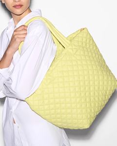 <span class=keywords><strong>Sac</strong></span> fourre-tout <span class=keywords><strong>en</strong></span> nylon uni <span class=keywords><strong>de</strong></span> grande capacité structuré avec bandoulière <span class=keywords><strong>en</strong></span> tissu éponge, fermeture éclair intérieure et plusieurs poches - Product Image 4