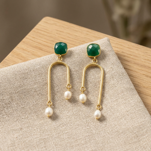 Boucles d'oreilles clous en onyx vert taille poire, laiton plaqué or, perle naturelle sertie clos, tendance géométrique, pompon, pour femme - Product Image 3