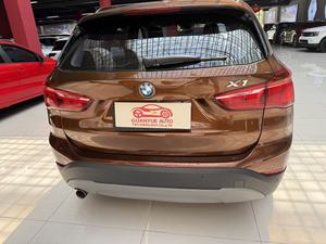 SUV <span class=keywords><strong>BMW</strong></span> <span class=keywords><strong>X1</strong></span> <span class=keywords><strong>XDrive</strong></span> 28i 2017 Usado Caja de Cambios Automática Asientos de Cuero Tamaño de Llanta R19 Interior Oscuro Capacidad del Motor 4L Tracción AWD - Product Image 3