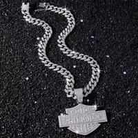 Nouveau Collier Pendentif Lettre Prénom Iced Out en Alliage et Cristal, Chaîne Cubaine, Bijoux Hip-Hop Bling, Symbole Icônique des Motos pour Hommes et Femmes