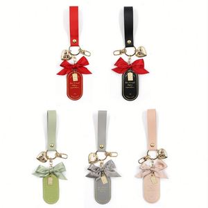 Elegante Llavero de Cuero PU con Lazo y Etiqueta con Letras Doradas, Colgante de Corazón con Estilo para Mujeres y Niñas, Bonito Adorno para Bolsos - Product Image 2