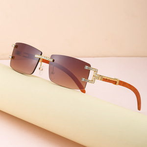 Lunettes de soleil rétro en faux bois pour hommes, monture en métal, détail en strass, protection UV400, lunettes de soleil carrées brunes, style streetwear - Product Image 2