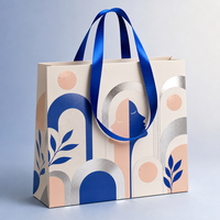 Sacs en papier personnalisés haut de gamme pour produits de beauté avec poignées en ruban, fabrication artisanale de qualité supérieure et sacs de shopping laminés brillants