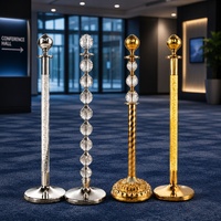 Poteau de délimitation de foule haut de gamme avec boule de cristal, barrière en corde or et argent de luxe pour la décoration d'événements VIP, de mariages et d'hôtels