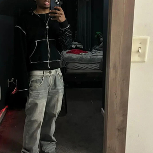 Sweat à capuche zippé pour homme avec empiècements, logo personnalisé, surpiqûres contrastées, manches longues, streetwear, coupe courte, imprimé et brodé - Product Image 3