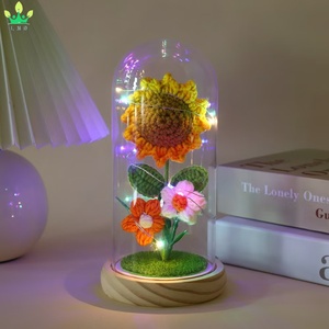 Lampe de nuit LED en forme de tournesol artificiel, inspirée de La Belle et la Bête, avec dôme en verre, base en bois, pétales de fleurs tombés et feuilles vertes - Product Image 6