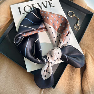 Écharpe en soie de mûrier de luxe de 70 cm² pour femmes, élégante et décontractée, motif géométrique, multifonctionnelle, légère et fine, pour une utilisation en extérieur - Product Image 1