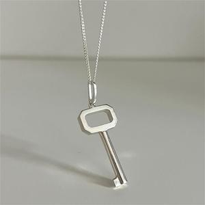 Collar con Colgante de Llave Gruesa, Plata de Ley 925, Joyería Minimalista para Mujer, Collar con Dije de Llave Geométrica Audaz, Regalo - Product Image 1