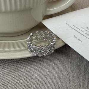 Bague rétro en argent pur S925, petite fleur, design creux, avec incrustation tendance, luxe léger, bague à la mode pour la vente en gros - Product Image 4