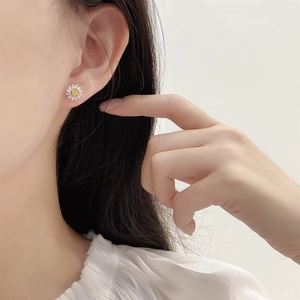 Xinfly Wholesale Au750 <b>Fine</b> Jewelry Custom Classic 0.28ct Yellow 18K Real Gold Pinwheel-Shaped <b>Stud</b> <b>Earrings</b> - Product Image 2