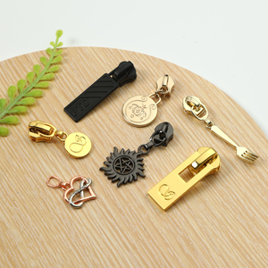 Broche en métal doré de haute qualité avec strass pour <span class=keywords><strong>robe</strong></span>, logo de marque populaire 2024, badge pour vêtements, <span class=keywords><strong>hijab</strong></span>, sécurité - Product Image 5