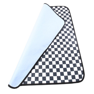 Tapis pour animaux de compagnie à quatre couches super absorbant antidérapant réutilisable imprimé à carreaux noir et blanc pour chiens - Product Image 1