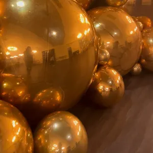 Design di eventi per feste natalizie con sfere colorate argento metallizzato oro grandi sfere lucide sfere a specchio