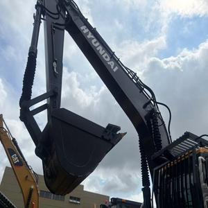 Vente de produits phares : Excavatrice sur chenilles Hyundai HX220S d'occasion, 22 tonnes, modèle 2022, moteur Cummins, boîte de vitesses, PLC, roulements et pompe de haute qualité - Product Image 6