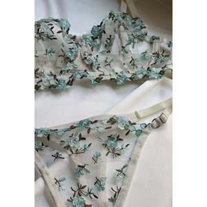 Ensemble de lingerie bleu XL avec détails en dentelle, soutien-gorge et culotte brodés transparents, soutien-gorge et culotte en tricot respirants et confortables avec logo sur le bonnet - Product Image 1