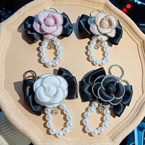 Breloque de sac en PU style coréen avec fleur de camélia et perles, accessoires porte-clés de voiture, pendentif de téléphone pour femme, décoration, cadeau de vacances - Product Image 1