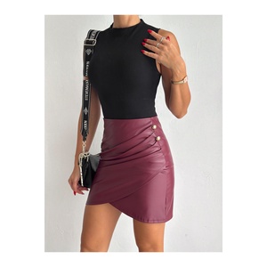 Jupe mini asymétrique taille haute en similicuir rouge pour femme avec fronces sur le devant et finition brillante - Product Image 1