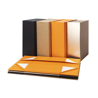 Boîte cadeau en papier recyclé de spécialité avec fermeture magnétique, ruban et accessoires, logo personnalisé, pelliculage mat quadricolore pour vêtements