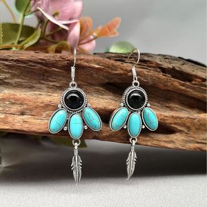 Orecchini Vintage Bohémien con Frange di Piume e Turchese, Regali per Feste Femminili - Product Image 6