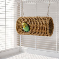 Tunnel suspendu tressé naturel pour petits animaux – Paille/Herbe marine – Abri sûr pour hamsters et oiseaux – Accessoire de cage à mâcher