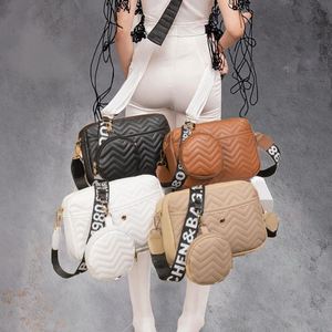 Bolsa transversal de gran capacidad transparente en PVC con estampado de macarons ideal para uso exterior. Perfecta para - Product Image 2