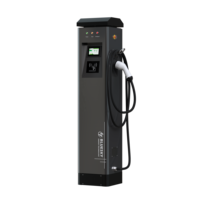 Chargeur EV DC vertical à double pistolet, aspect moderne, double écran LCD, indicateur de statut lumineux, unité de charge commerciale anti-poussière