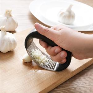 2020 China wholesale hot household cheap household circular garlic press - Product Image 3