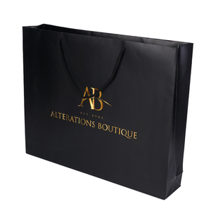 Sac en <span class=keywords><strong>carton</strong></span> noir de luxe pour l'emballage de vêtements, avec logo estampé à chaud, sac cadeau personnalisé pour boutique, idéal pour les petites entreprises - Product Image 1