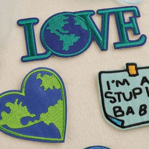 Patch thermocollant à paillettes série bleue Galaxy en forme de cœur, en stock pour la vente en gros, pour vestes, broderie, et patchs pour casquettes en sergé - Product Image 4