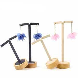 Présentoir de comptoir créatif en bois massif en forme de T pour boucles d'oreilles et clous d'oreilles – Solution de rangement élégante - Product Image 1