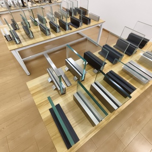 מעקה מרפסת מזכוכית מחוסמת ללא מסגרת בעיצוב VM עם מערכת מעקות זכוכית עם פרופיל אלומיניום בצורת U ותאורת LED - Product Image 2