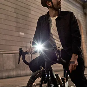 Attrezzatura per ciclismo in lega di alluminio ad alta luminosità EMC FCC ROHS PSE certificata luce anteriore di avvertimento a induzione della bicicletta.