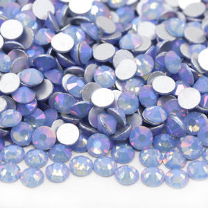 Vente en gros de strass en cristal de verre à dos plat de <span class=keywords><strong>couleur</strong></span> <span class=keywords><strong>opale</strong></span> bleu Mirage SS10 SS12 SS16 SS20 SS30 pour robe - Product Image 3